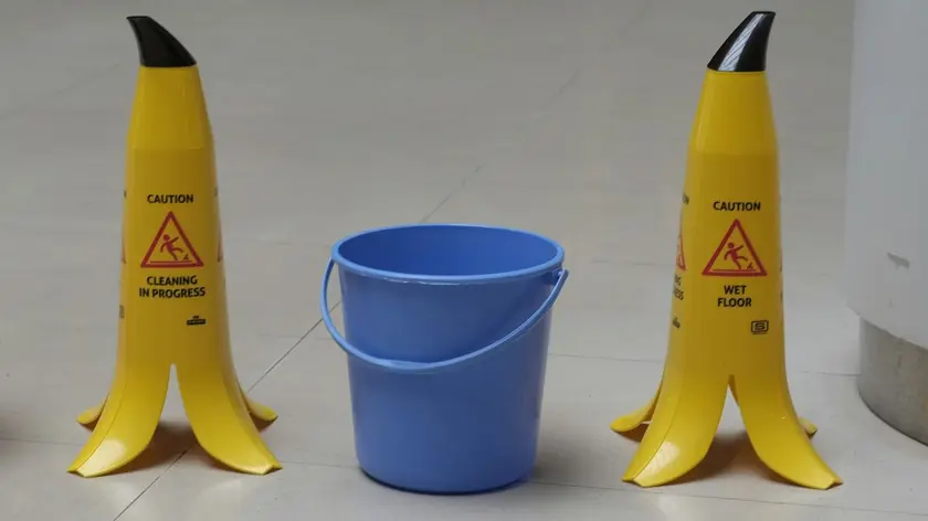 Znak ostrzegawczy caution śliska podłoga