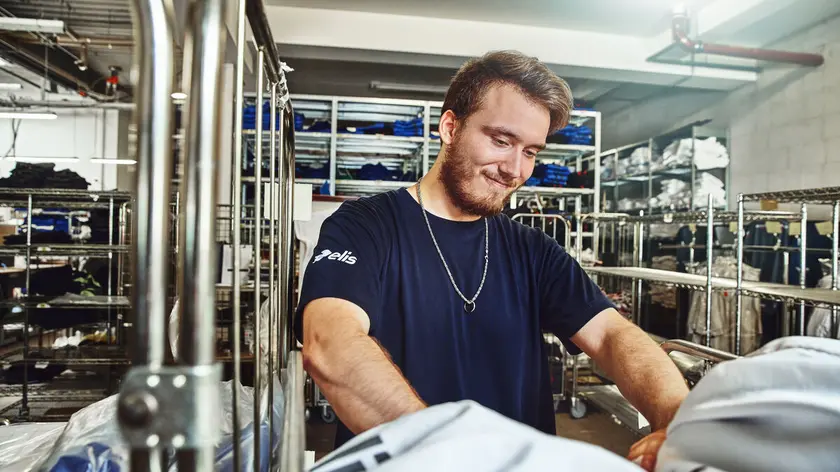 Pracownik elis pracujący na matach z recyklingu