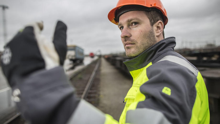 Pracownik ubrany w odzież ochronną odporną na łuk elektryczny