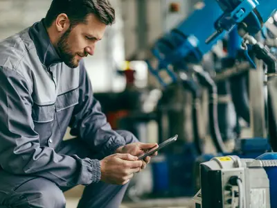 Pracownik w odzieży roboczej na produkcji